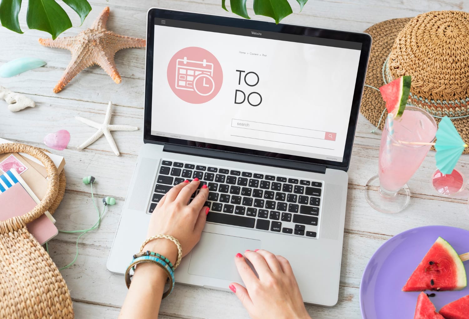 Ręce na klawiaturze laptopa na biurku z owocami i dostępami